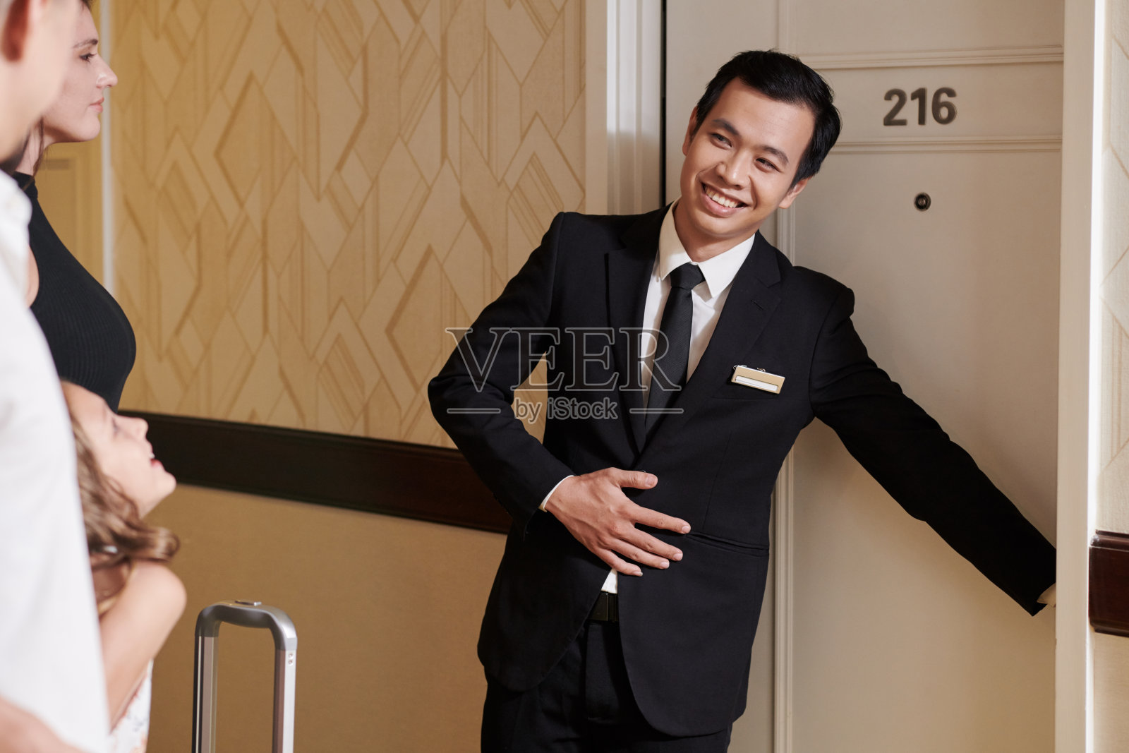 为酒店客人开门照片摄影图片