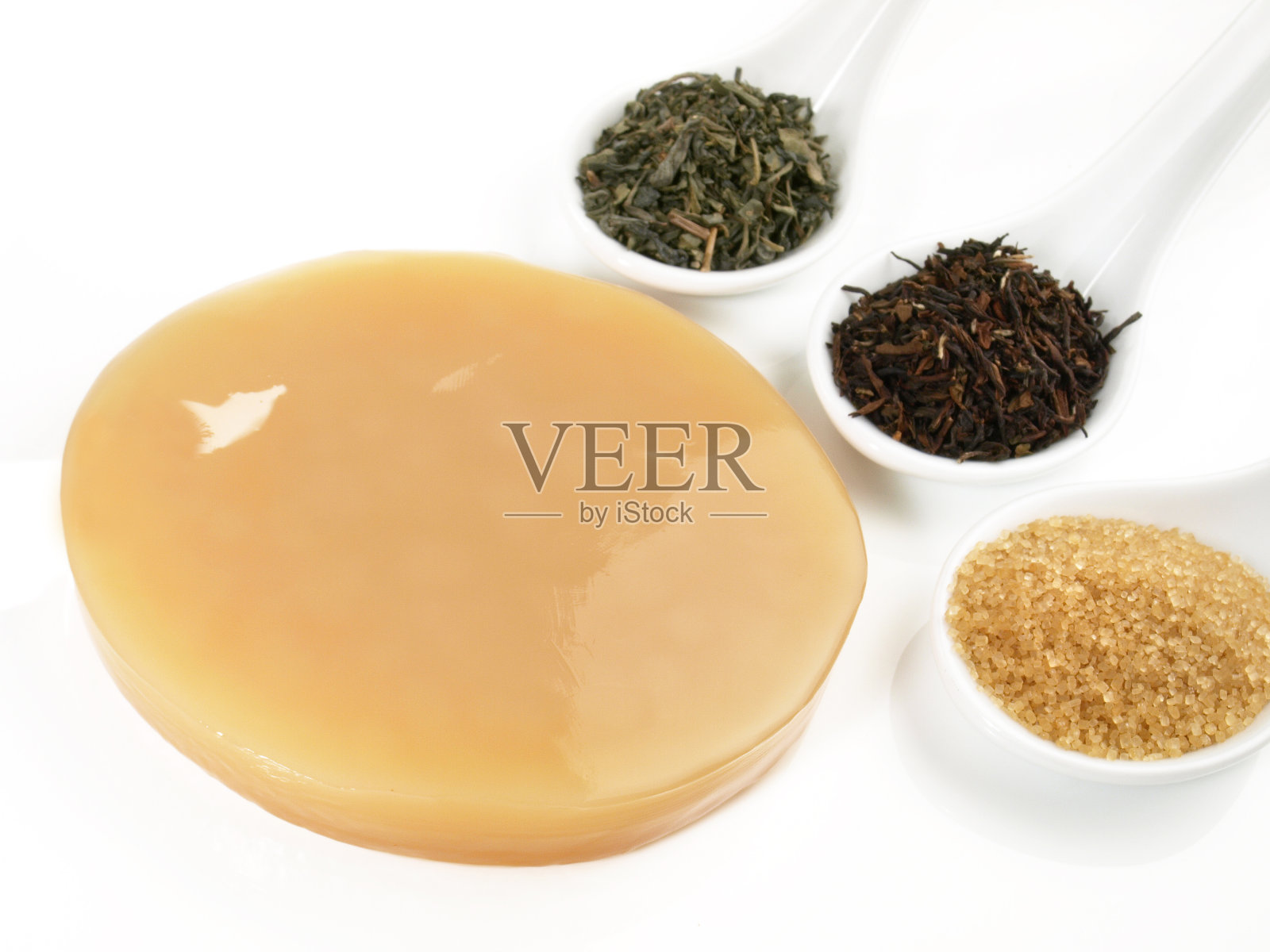 康普茶蘑菇和成分- SCOBY也被称为茶菌。醋酸菌和亲渗酵母菌共生生长照片摄影图片