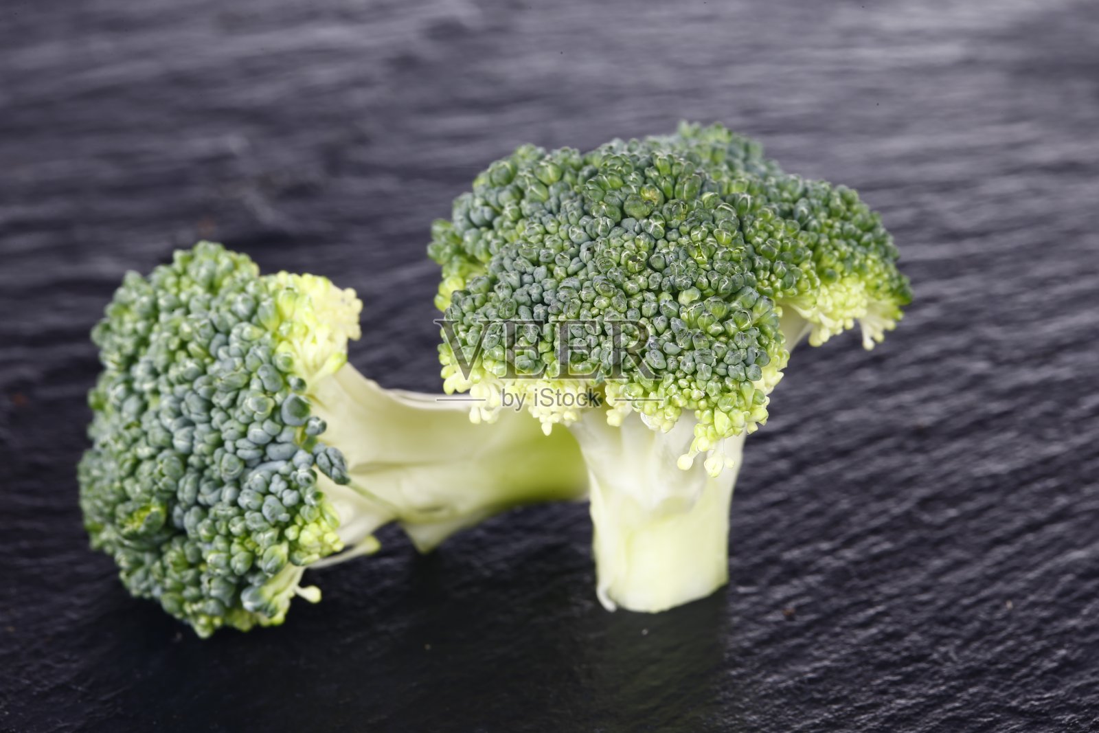 西兰花在黑石板上隔离隔离照片摄影图片