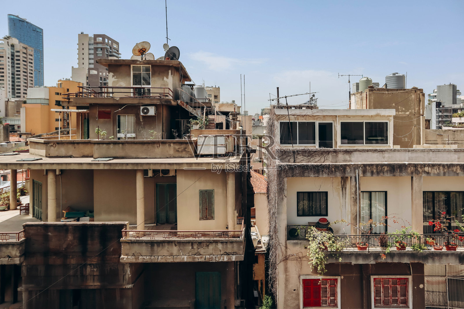 从一座高层建筑的露台上俯瞰贝鲁特的Achrafieh区照片摄影图片