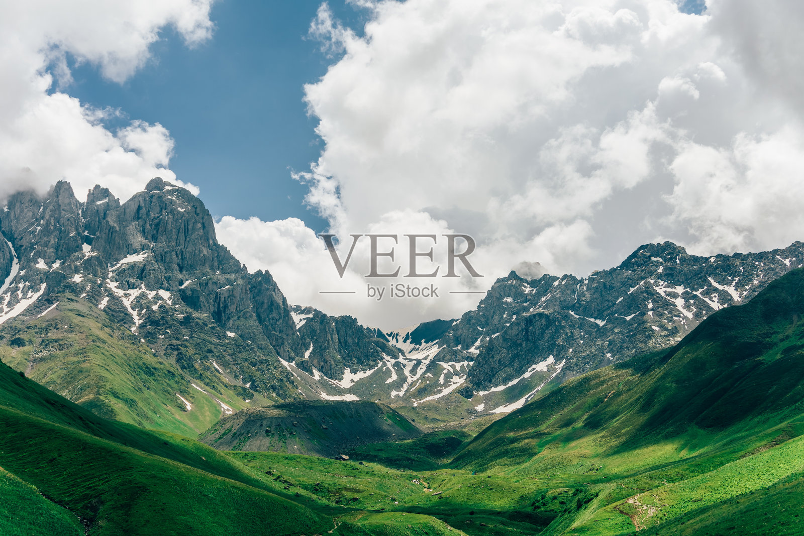 风景如画的岩石和山脉，美丽的山脉背景。令人惊叹的自然景观和天空照片摄影图片