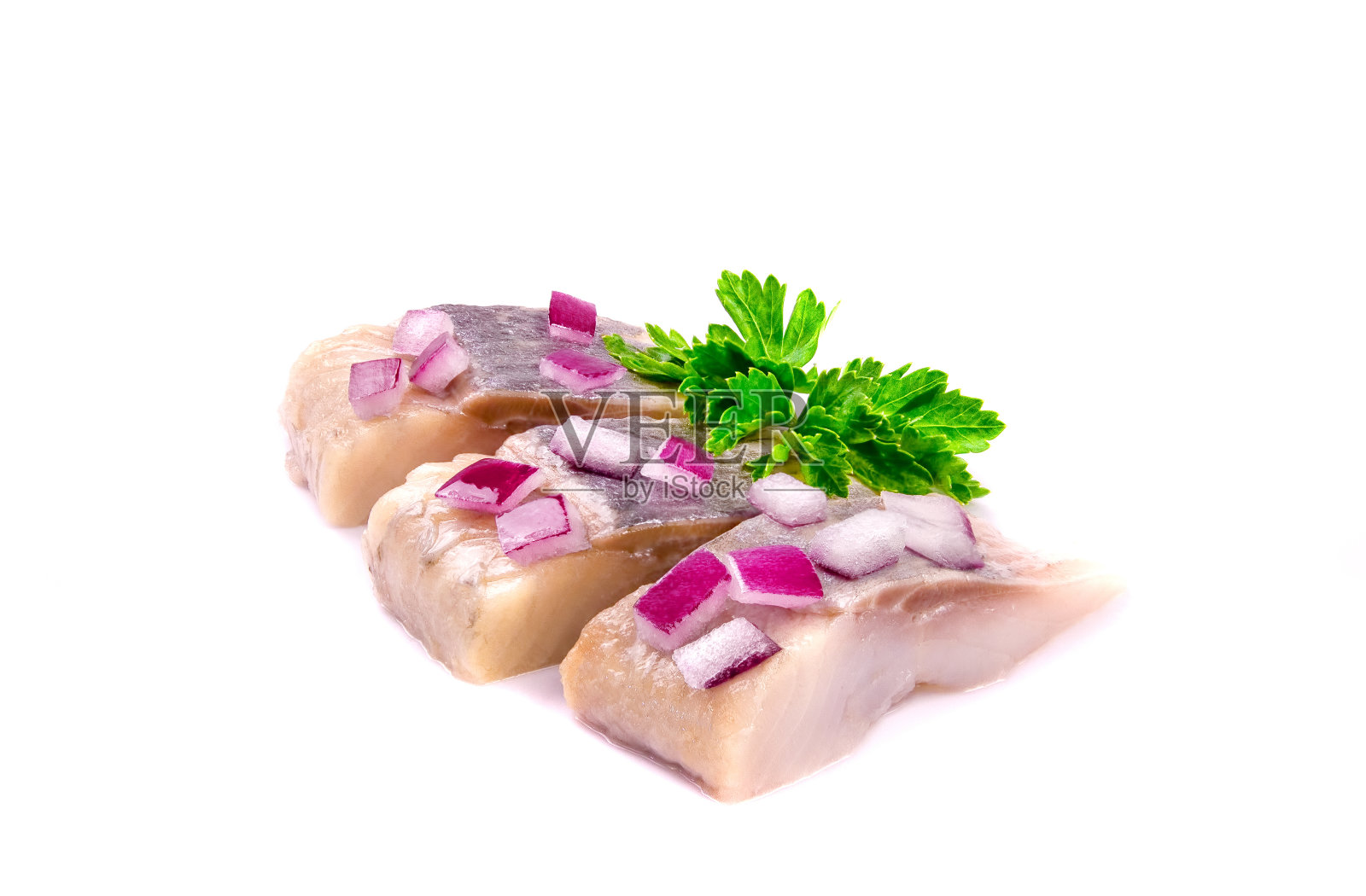 白色背景上孤立的鲱鱼片照片摄影图片