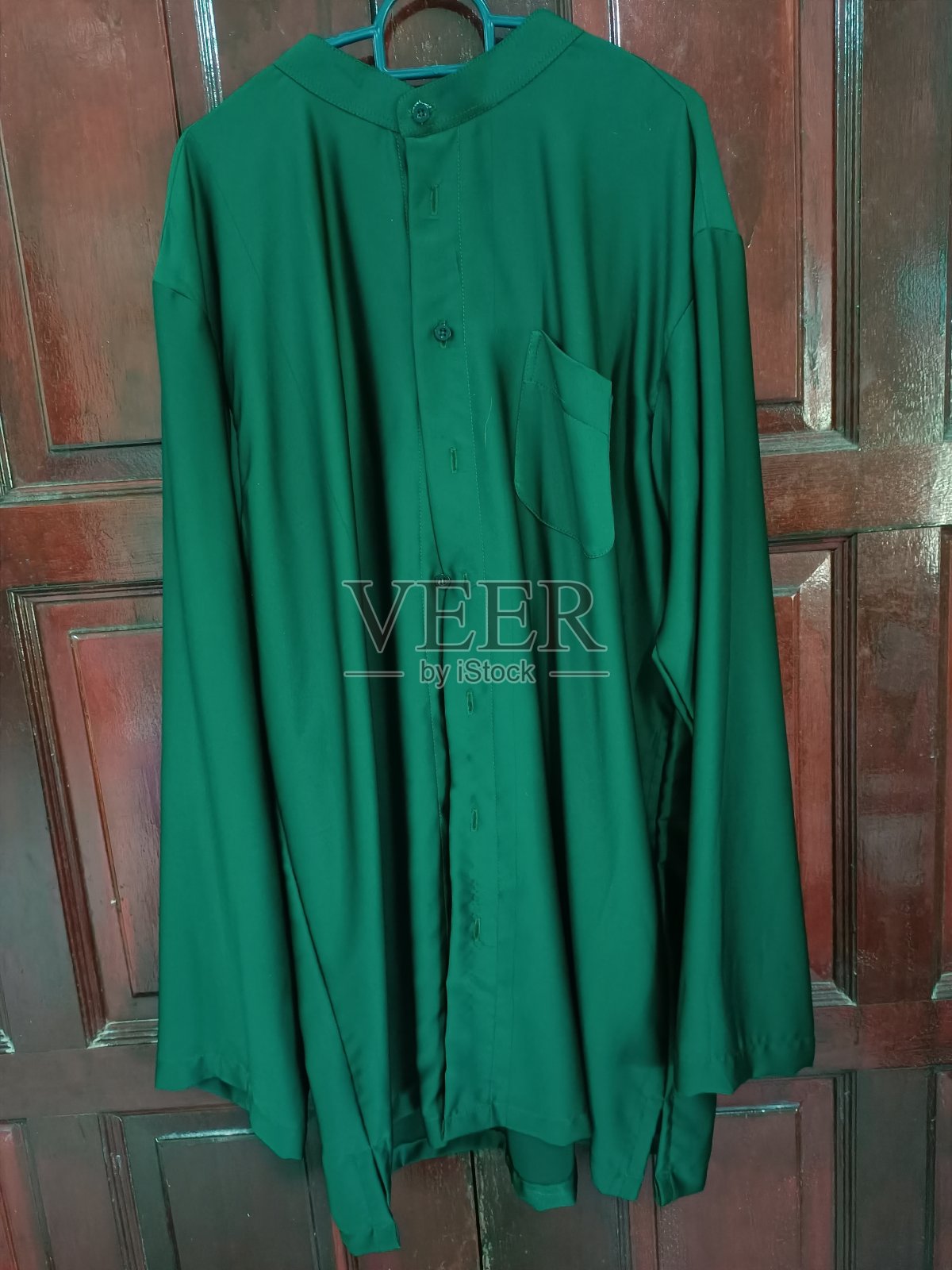 马来raihan衬衫特写。深绿色布料，供马来男子使用照片摄影图片