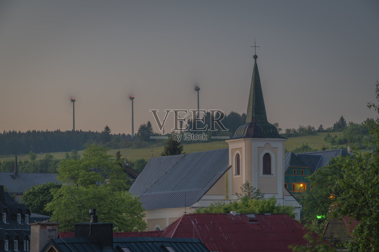 仲夏时分，阳光明媚的清晨，伯子达村照片摄影图片