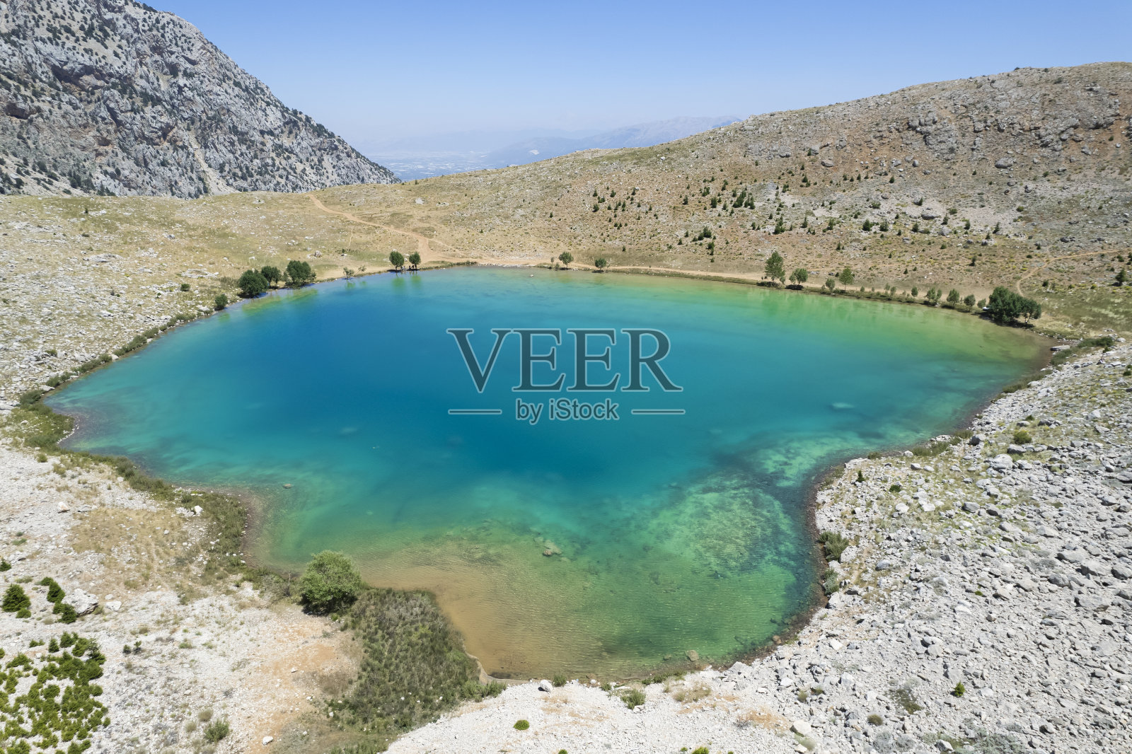 高山冰川湖一直都很有趣。就像在安塔利亚/埃尔马里/贡贝Yesilgöl(绿湖)…照片摄影图片