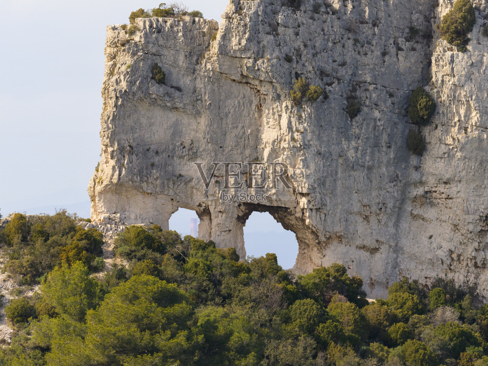 阳光明媚的一天，阿尔皮勒山脉形成了巨大的岩层照片摄影图片