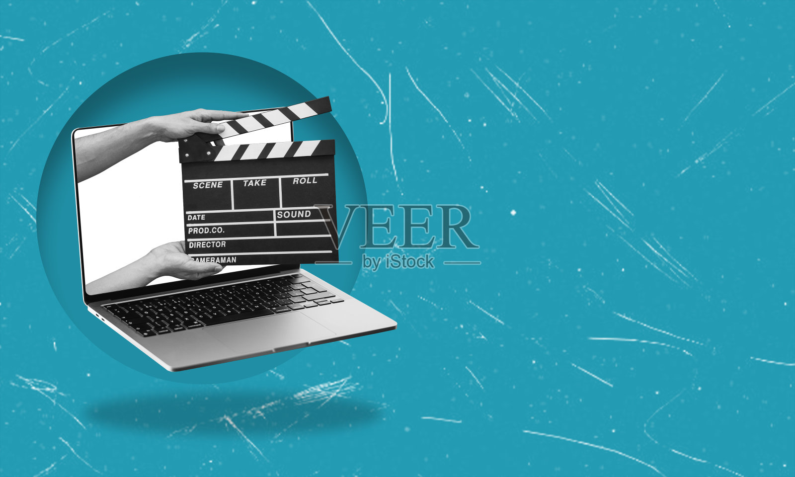 艺术拼贴画，电影拍摄拍板和笔记本电脑在蓝色背景与复制空间。照片摄影图片