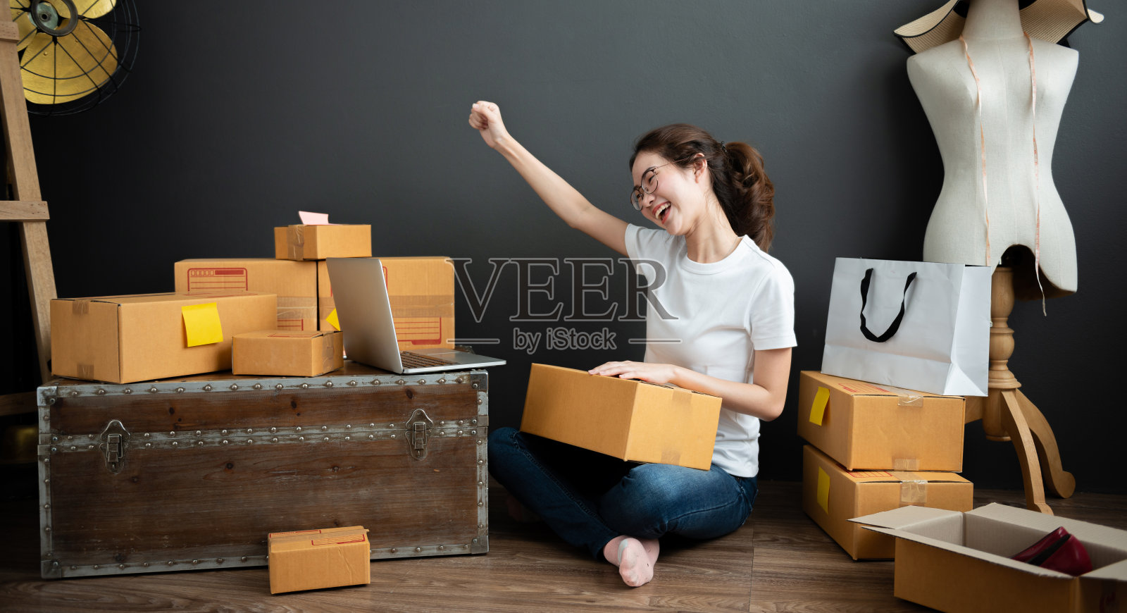 亚洲自由职业者收到客户的新订单后很开心。照片摄影图片