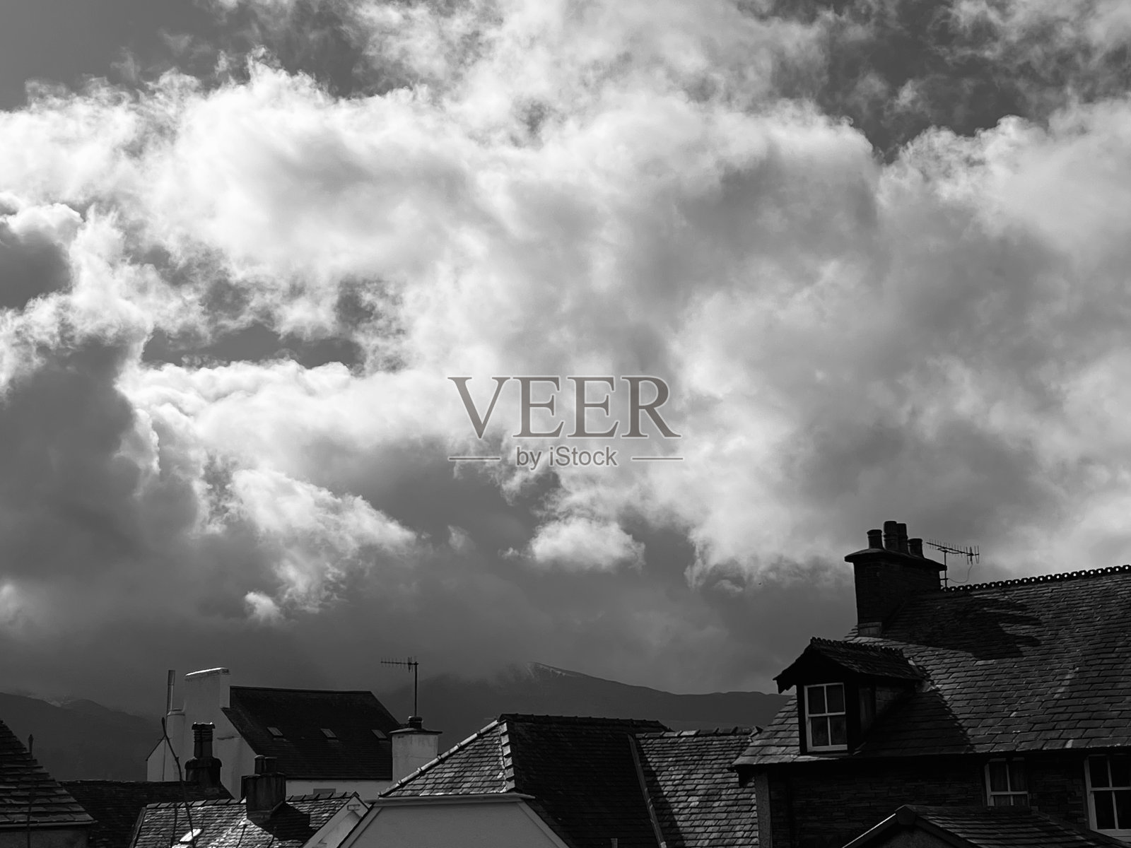 坎布里亚郡Keswick的屋顶上乌云密布照片摄影图片