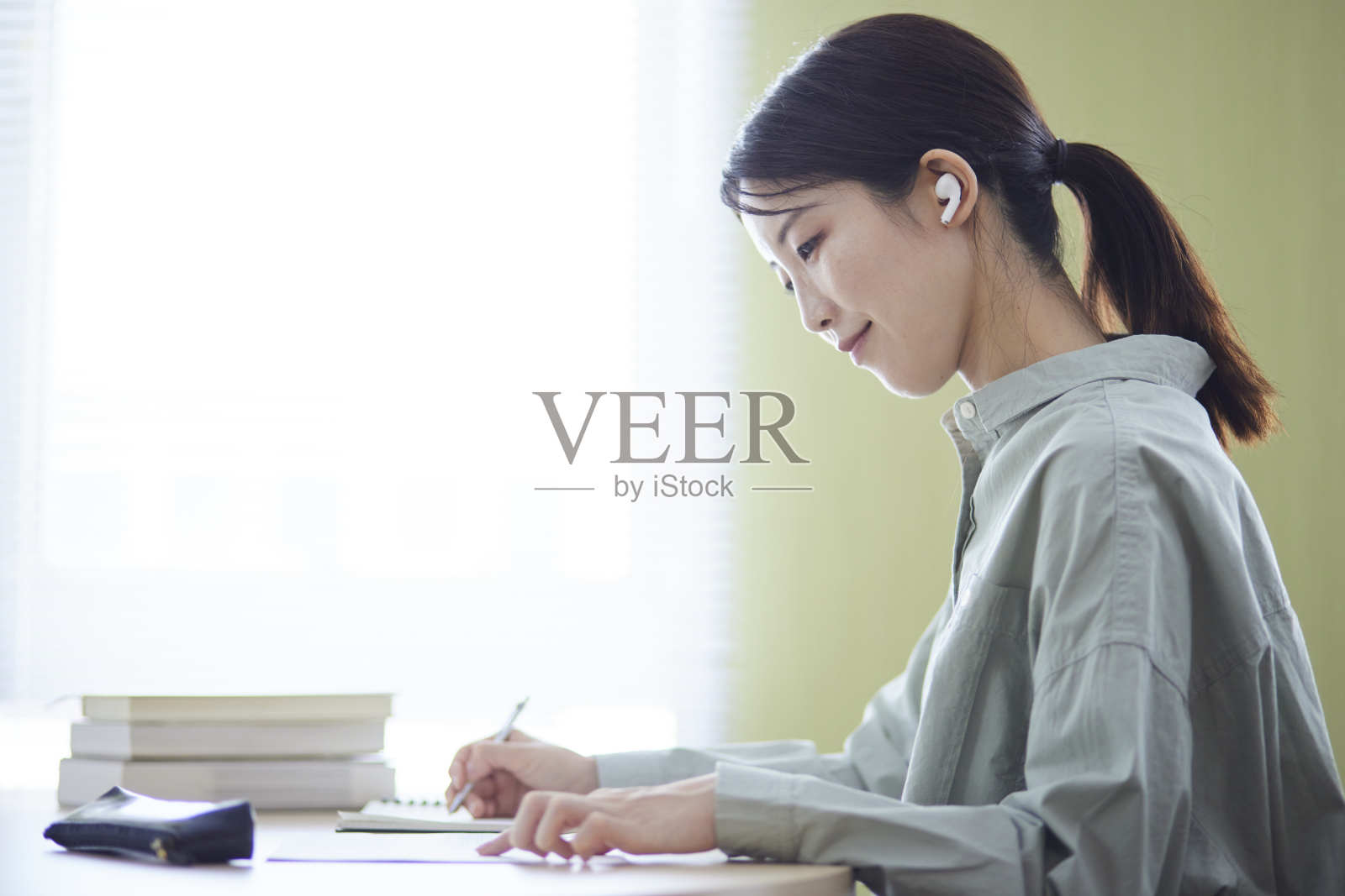 在图书馆学习的日本妇女照片摄影图片