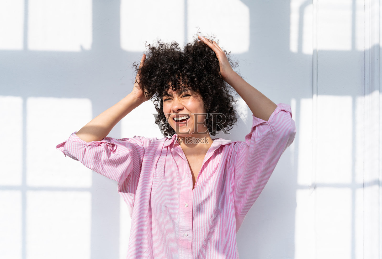 美丽的拉丁女人在家照片摄影图片