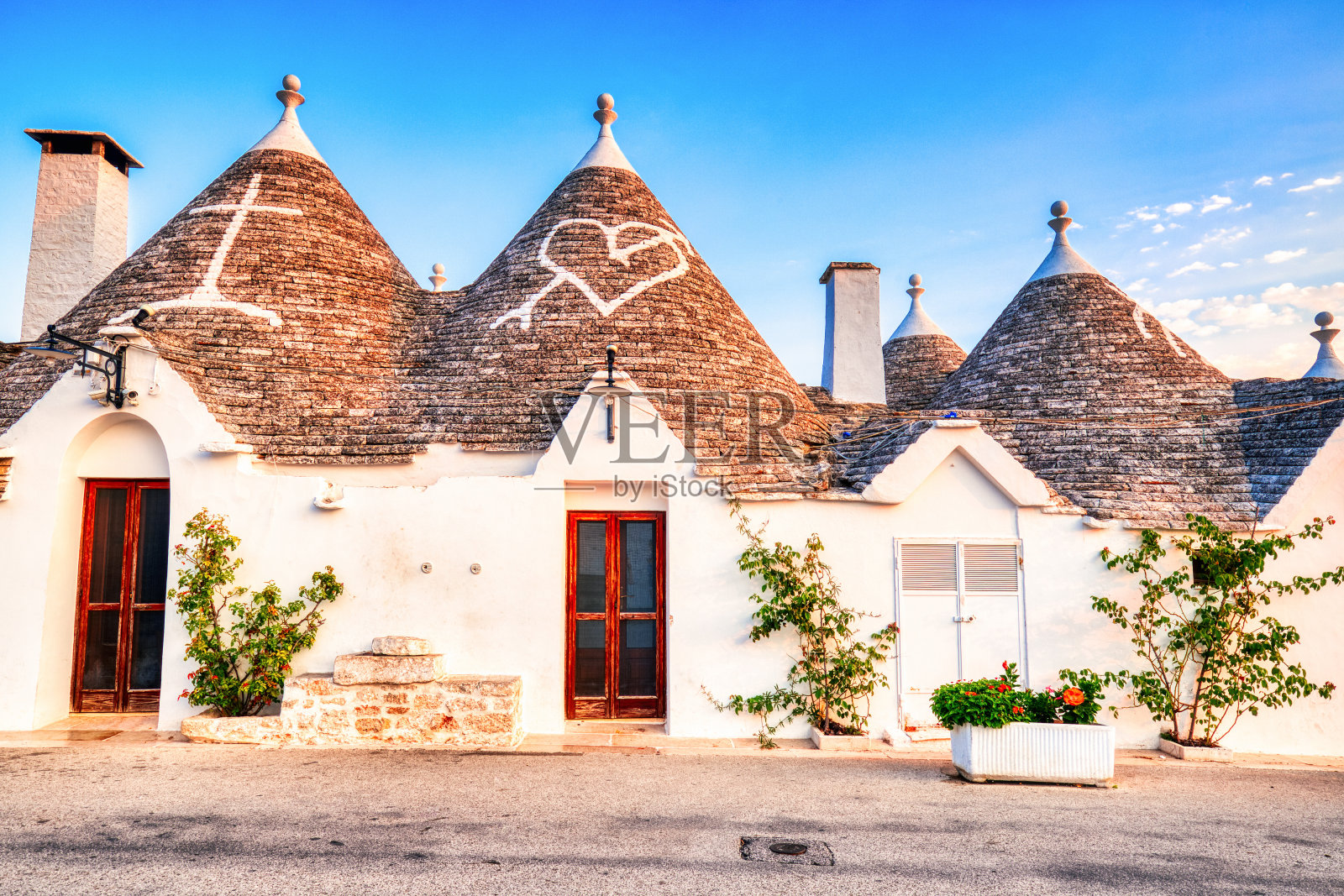 著名的特鲁利房子在晴朗的一天与明亮的蓝天在阿尔贝罗贝洛，普利亚照片摄影图片