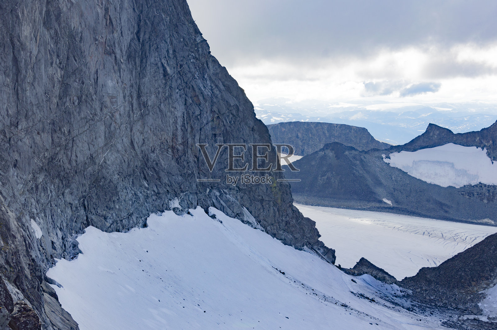 挪威Galdhopiggen山的岩石斜坡。照片摄影图片