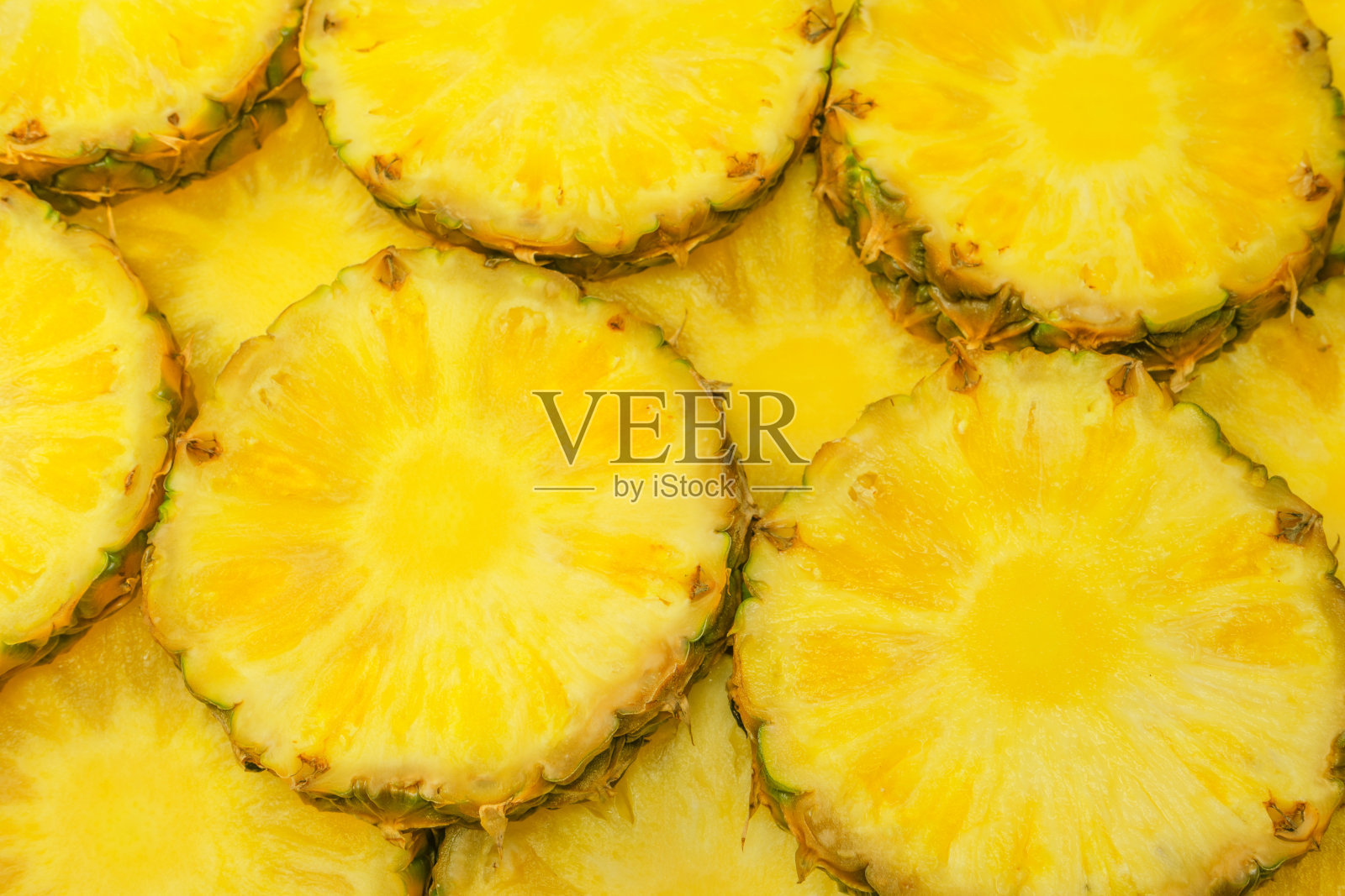菠萝多汁的黄色切片作为背景。照片摄影图片