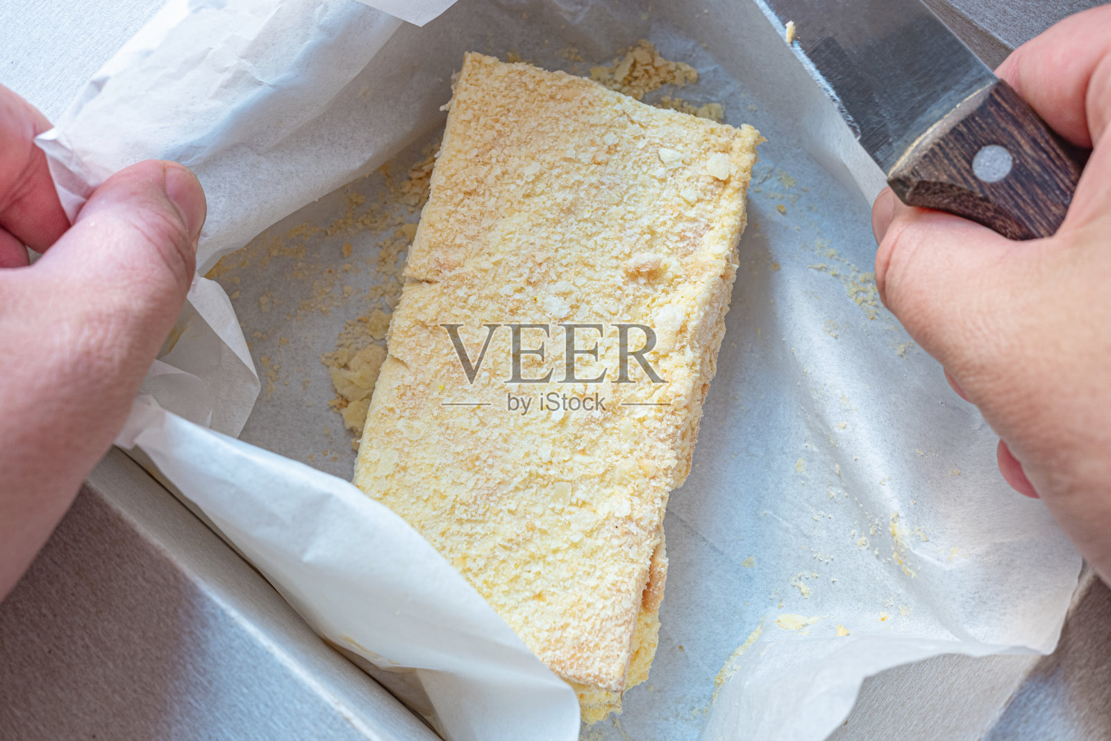 硬纸盒里的蛋糕。照片摄影图片