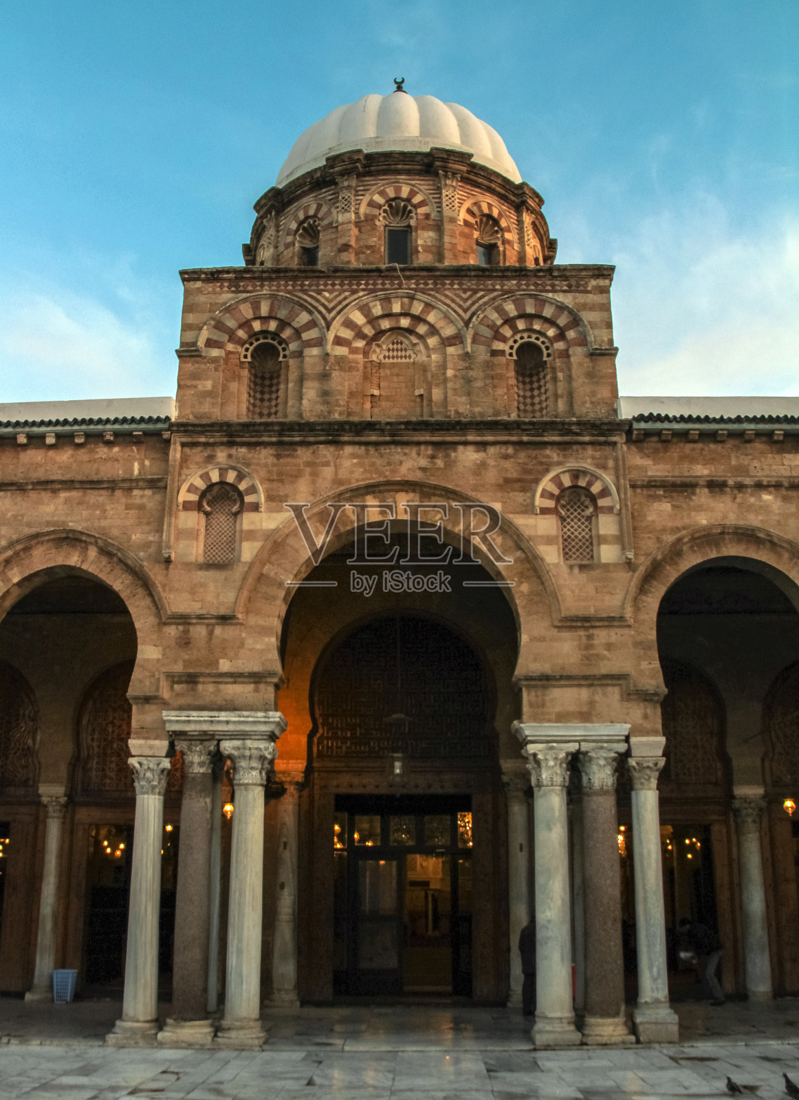 历史悠久的齐图纳清真寺。位于突尼斯麦地那的突尼斯遗产照片摄影图片