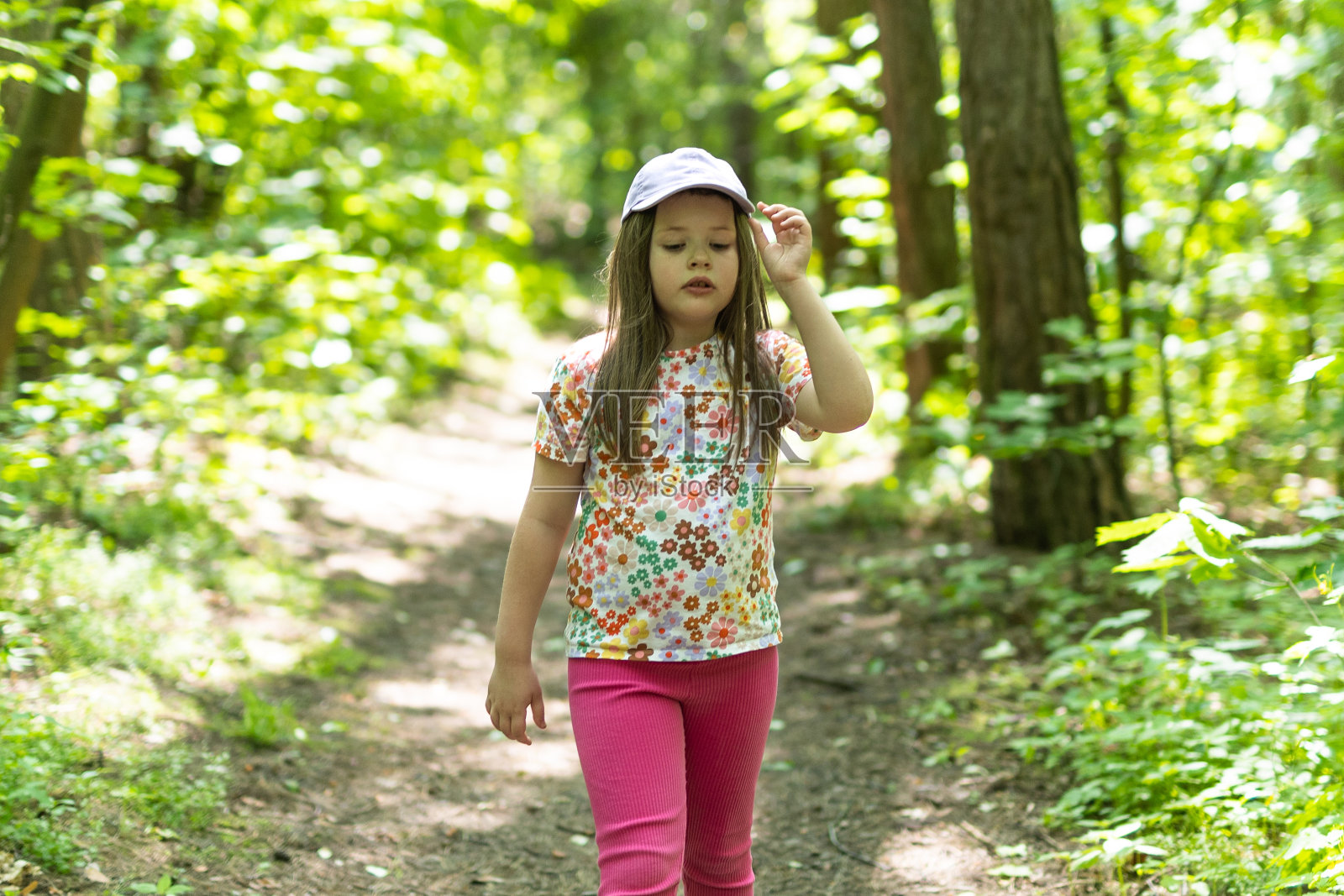 森林里的少女照片摄影图片