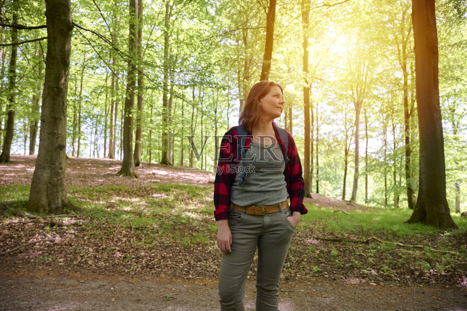 中年成年妇女站在森林里照片摄影图片