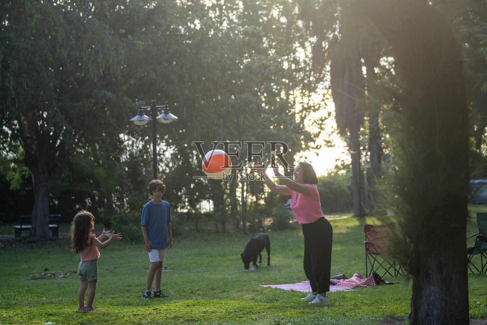 母亲和孩子在公园野餐的照片照片摄影图片
