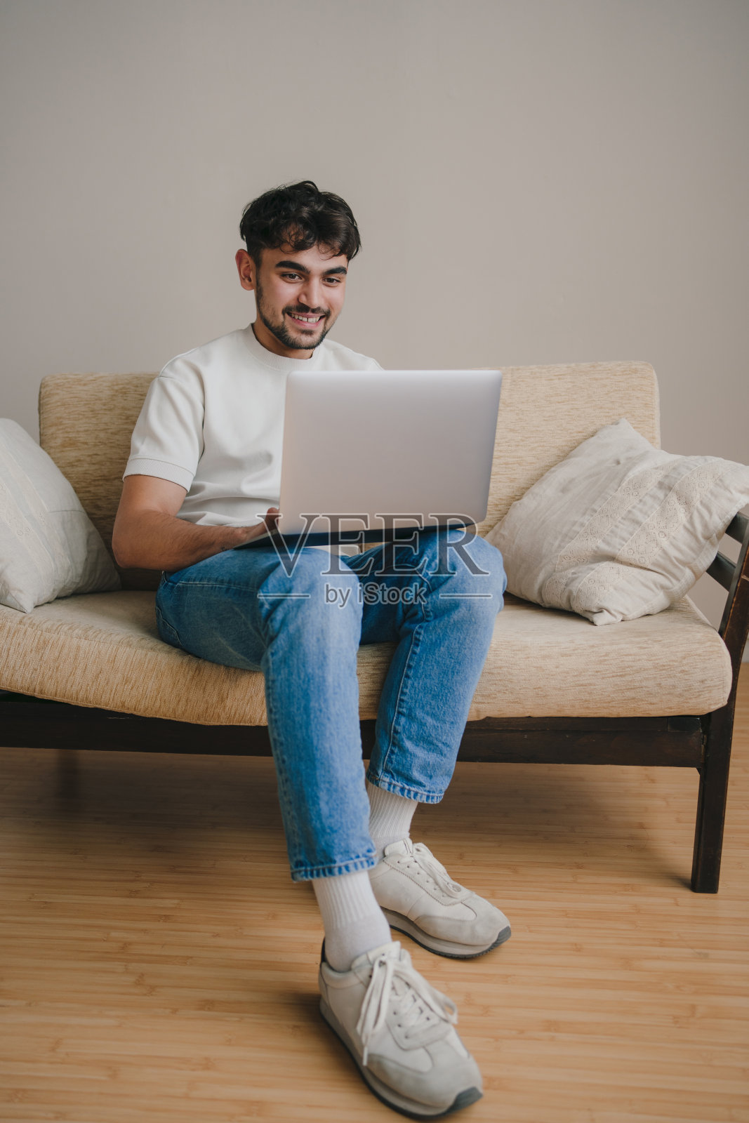 一个人在客厅用笔记本电脑工作照片摄影图片