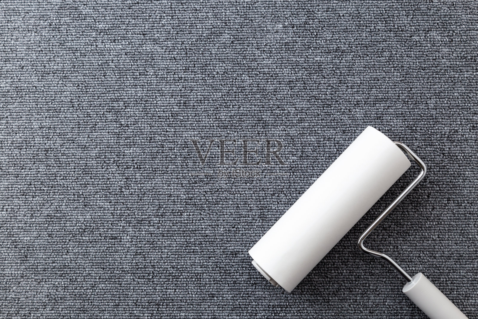 地毯上的毛辊。照片摄影图片