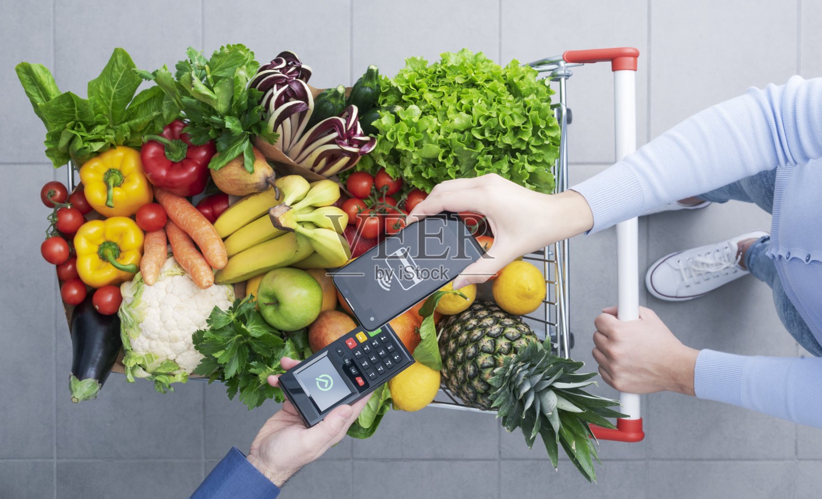 女人用智能手机支付杂货照片摄影图片