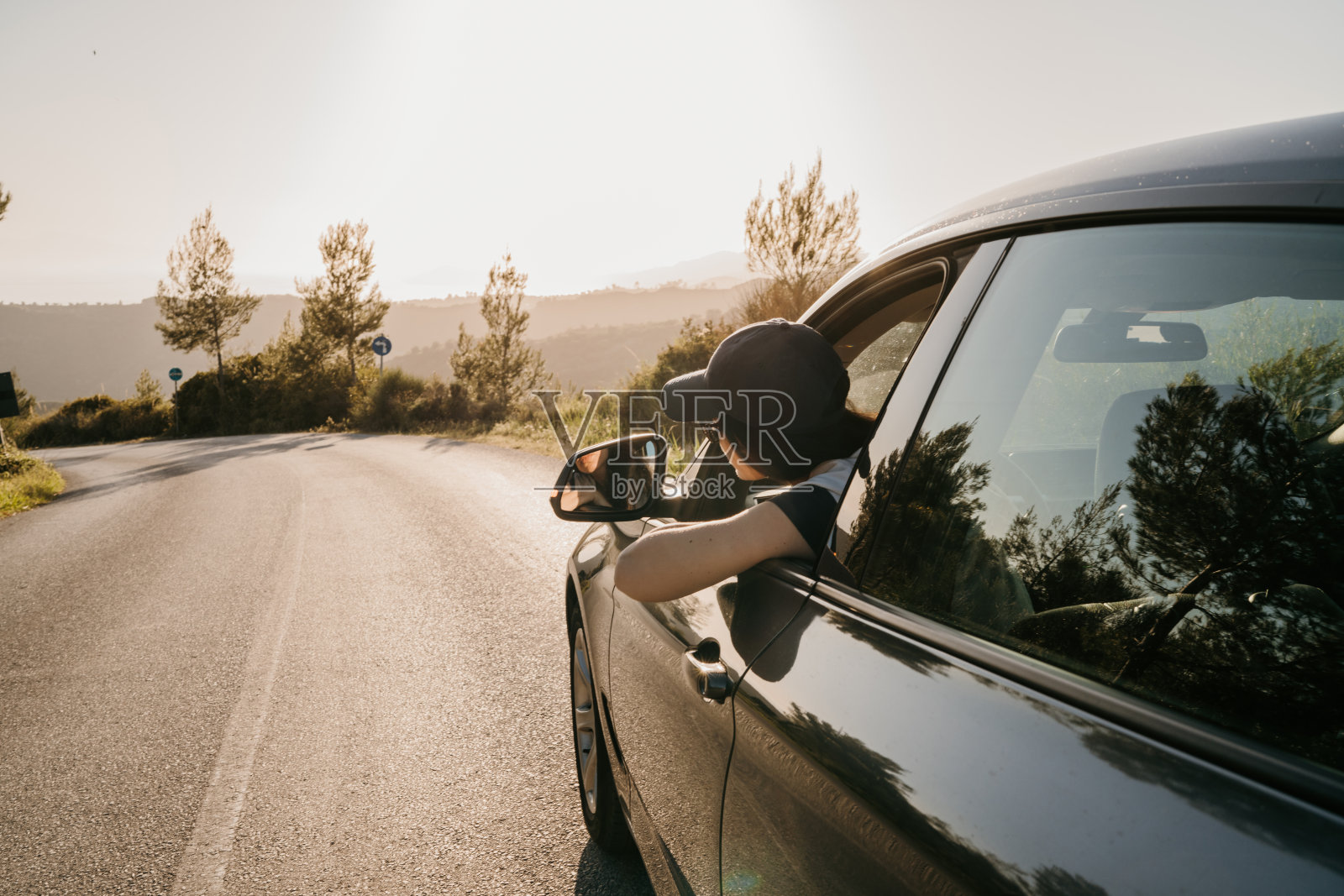 公路旅行中的女人照片摄影图片