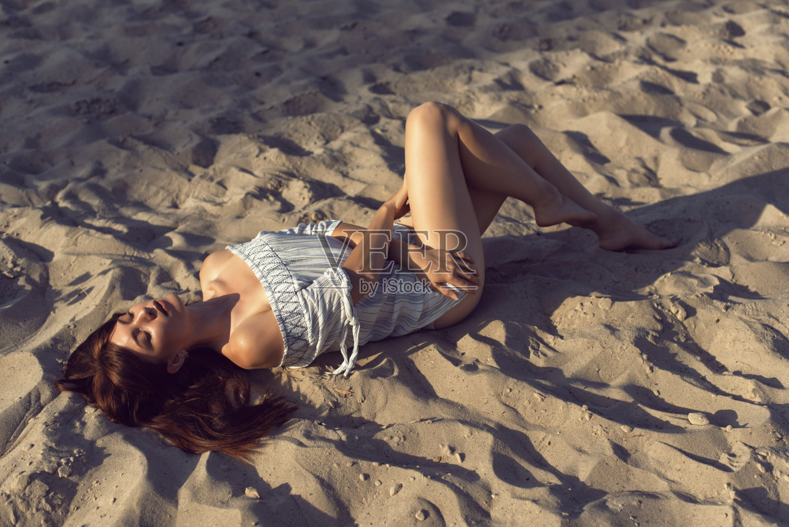 阳光明媚的夏日里，年轻的黑发女子照片摄影图片