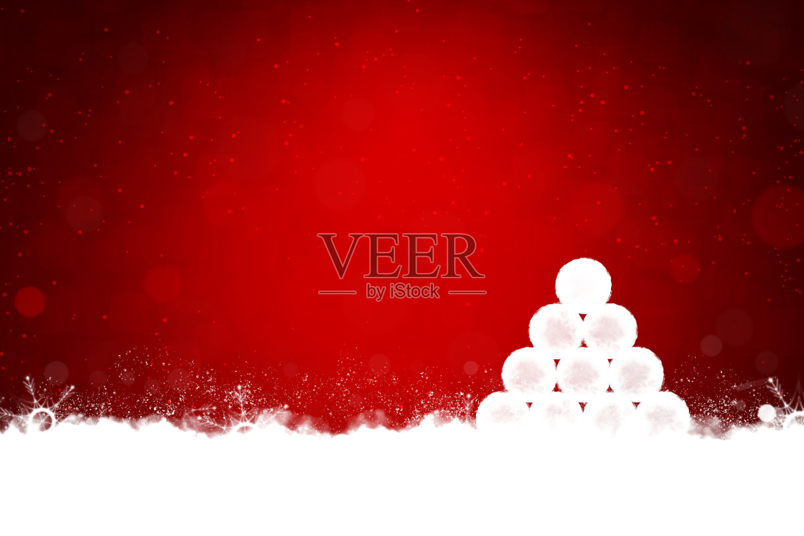 雪球堆或金字塔形状在白色的雾或烟或雪的褶边和空缥缈的闪亮雪花点在圣诞主题充满活力的暗栗红水平闪光节日圣诞或新年假期背景插画图片素材