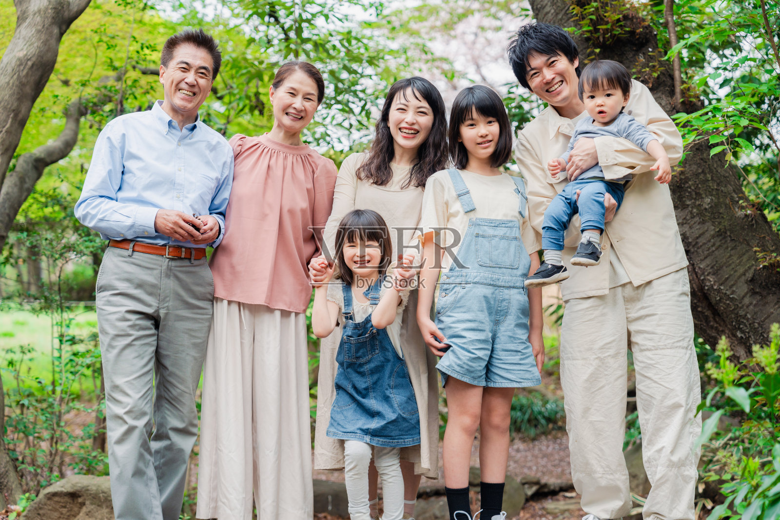 微笑的三代家庭合影照片摄影图片