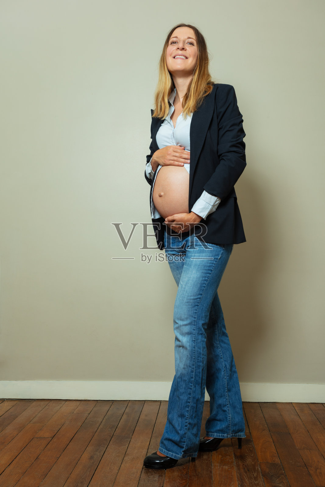 孕妇装显大肚子，经营理念照片摄影图片