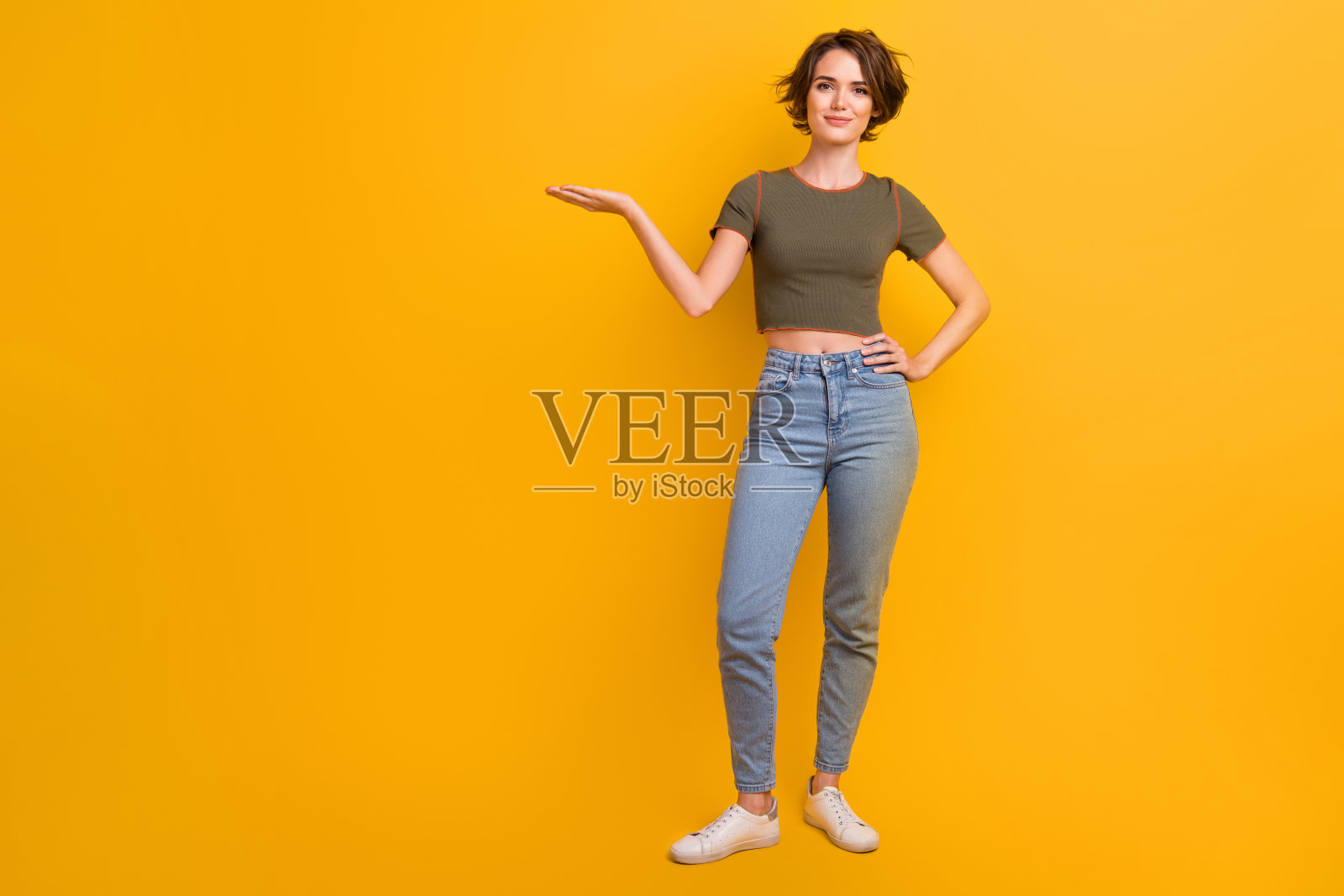 可爱时髦的女士全身照片穿卡其色t恤抱臂空空间孤立的黄色背景照片摄影图片