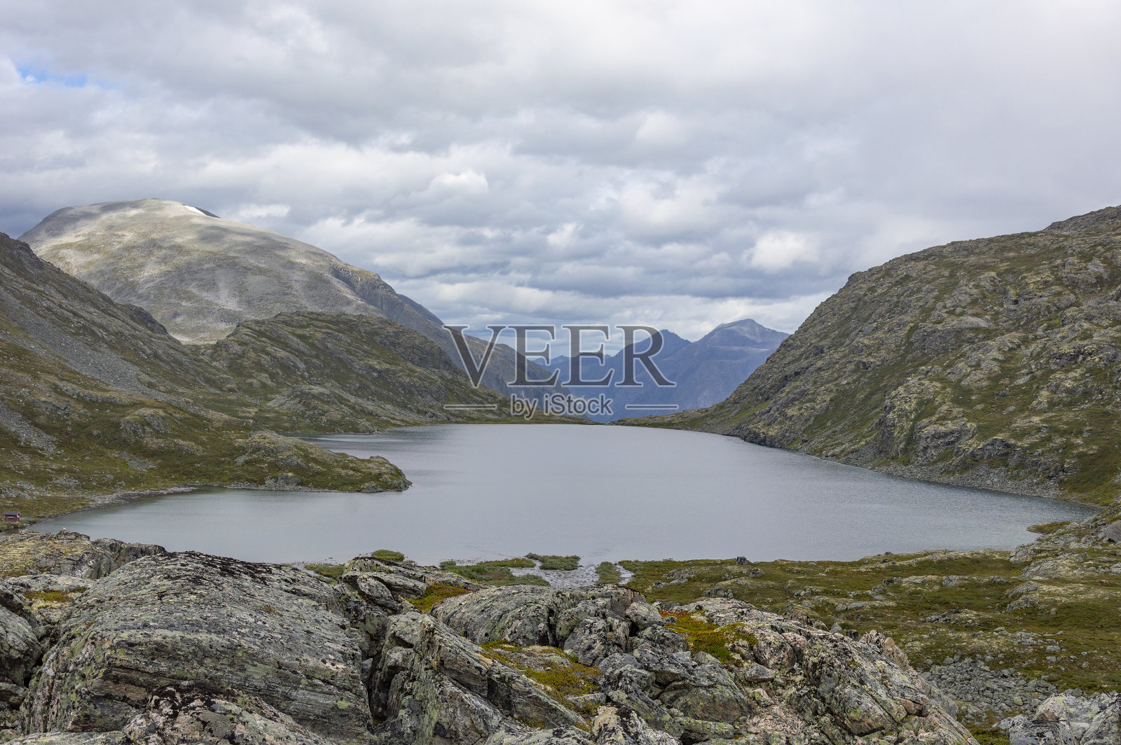 挪威Mardalsfossen瀑布的源头湖照片摄影图片