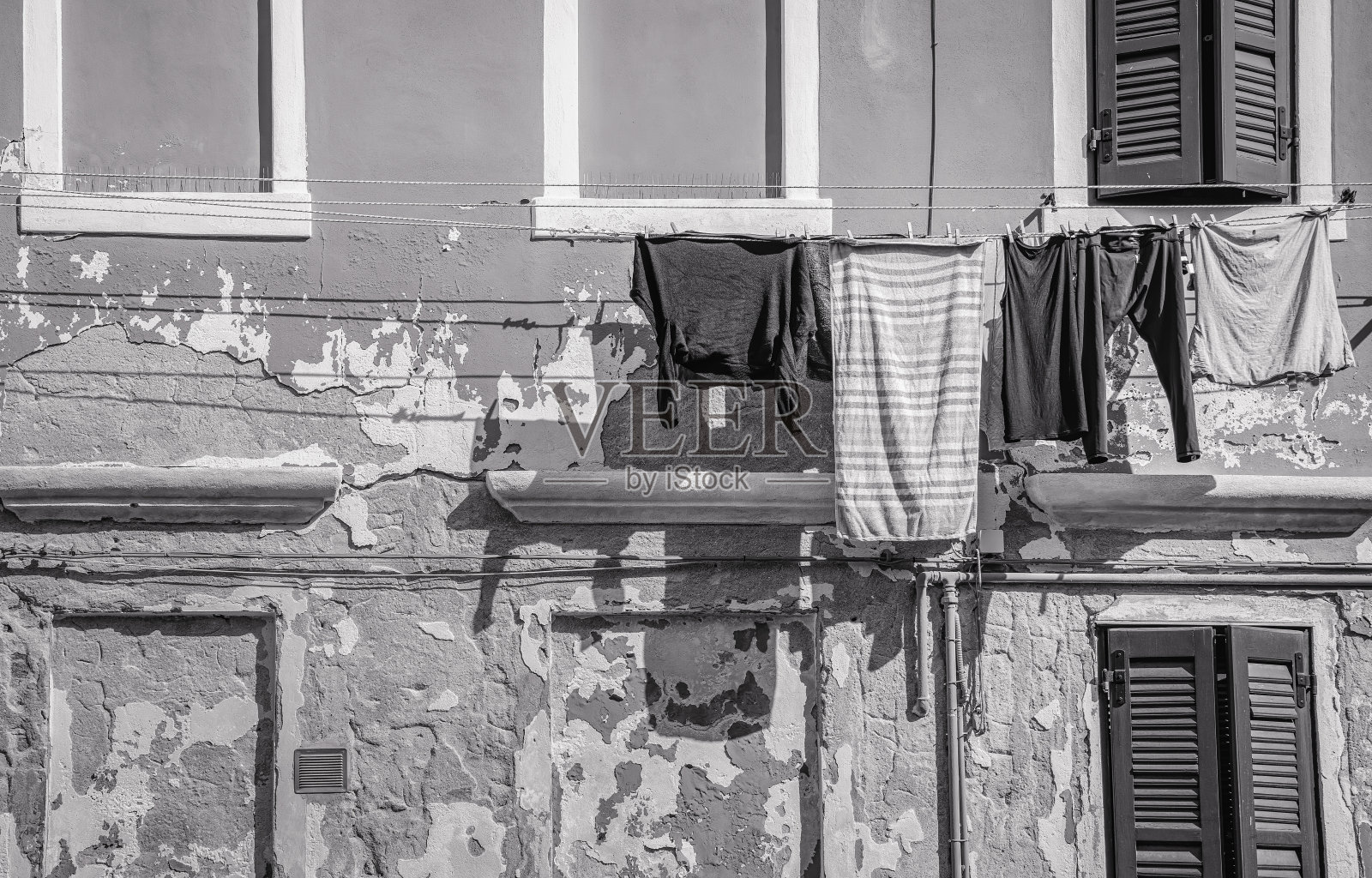 在威尼斯，衣服挂在铁丝上晾干。黑白摄影照片摄影图片