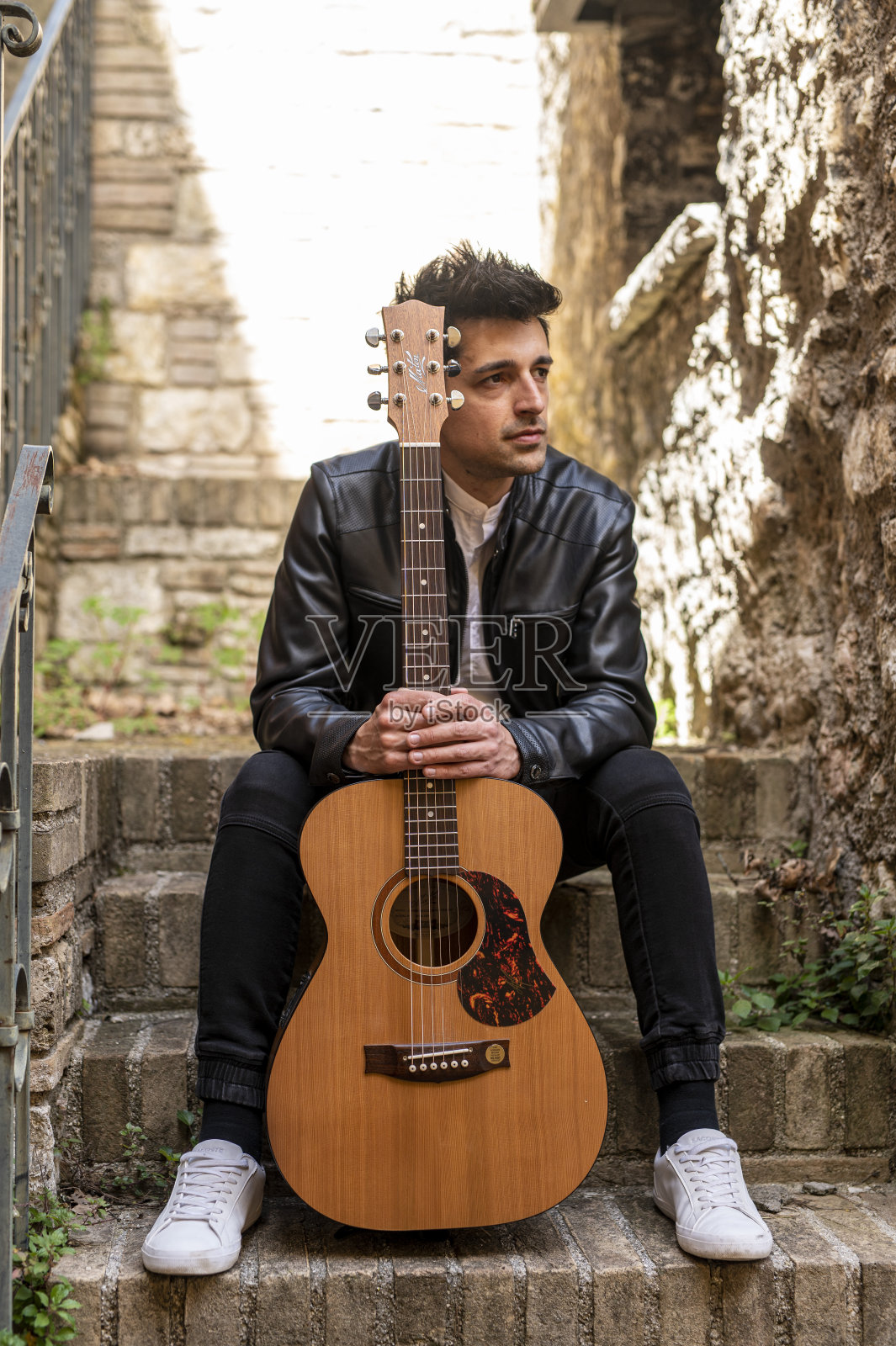 男孩拿着吉他的照片照片摄影图片