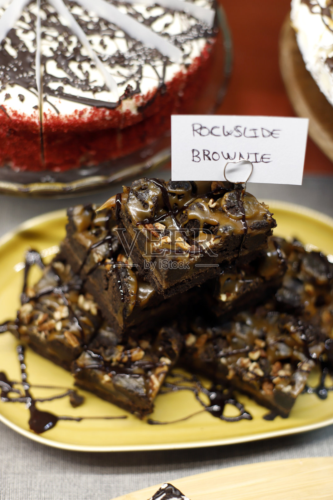 手工巧克力和奶油布朗尼照片摄影图片