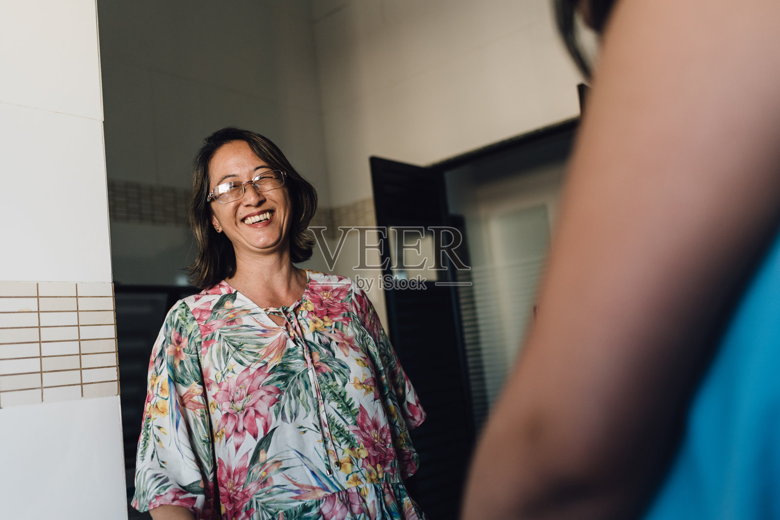 厨房里微笑的亚洲女人照片摄影图片