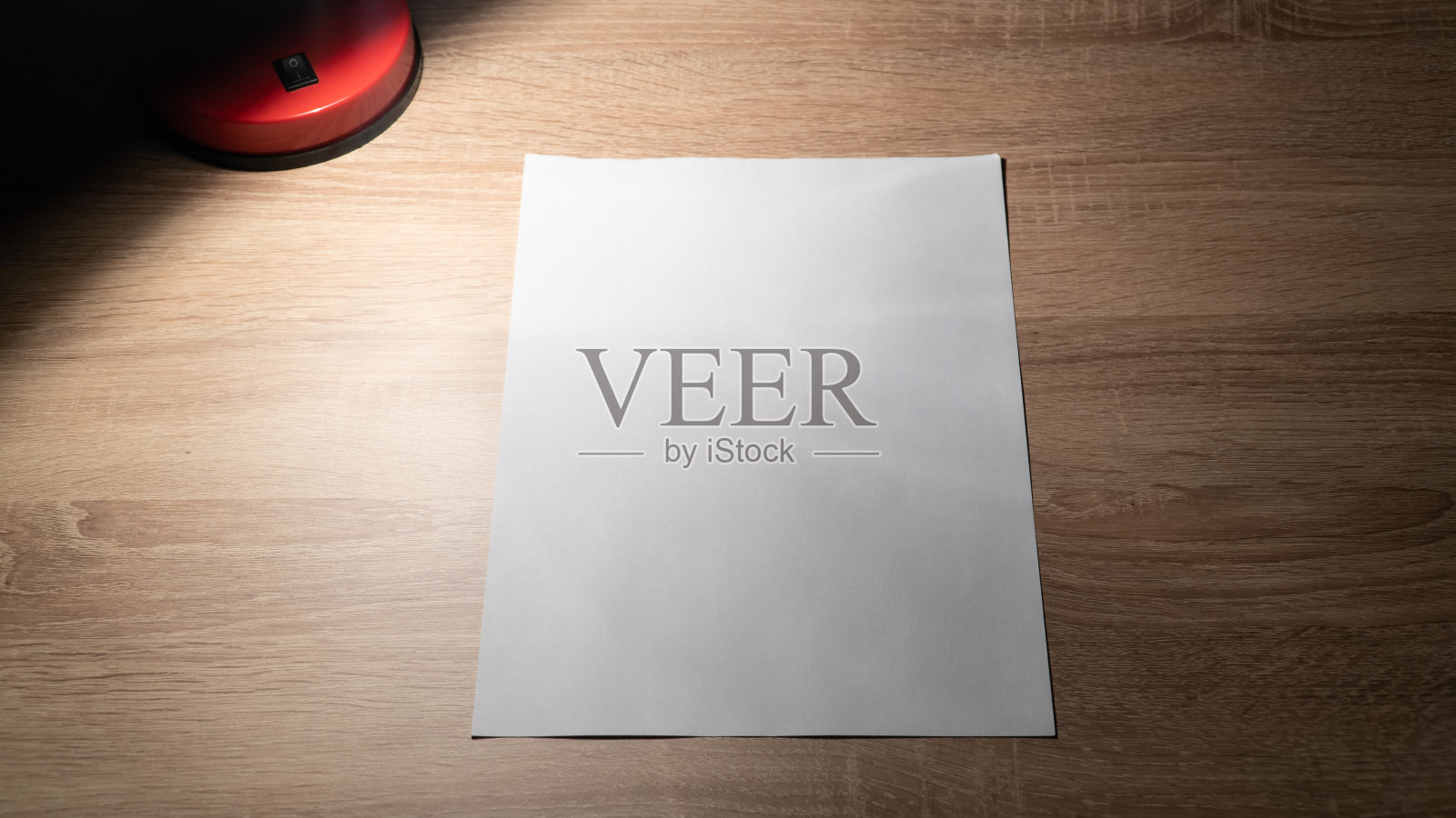 木桌上的空白纸。用于文本的纸张复制空间。回到学校的概念。照片摄影图片