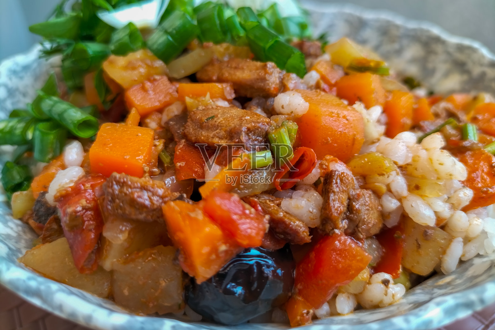 盘子里五颜六色的食物，各种成分和营养成分的特写。健康食品，不同文化的传统美食，服务实例照片摄影图片