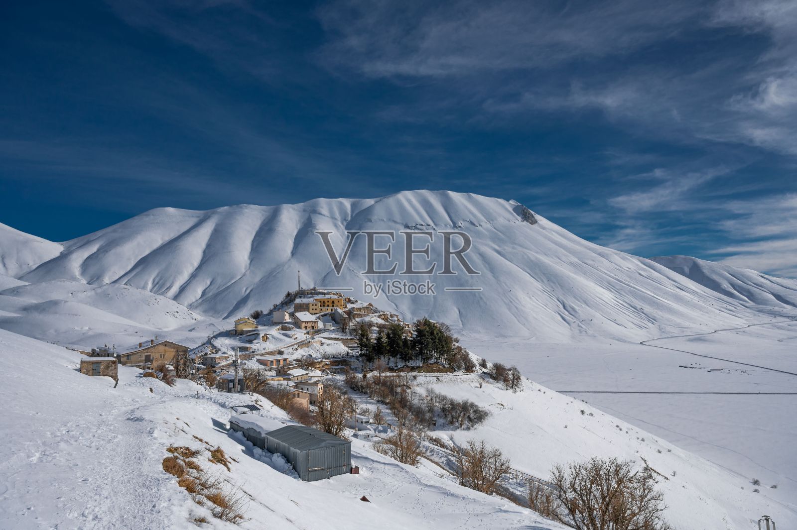 冬季，诺恰城堡(Castelluccio di Norcia)的白色山峰上覆盖着母猪的景观照片摄影图片
