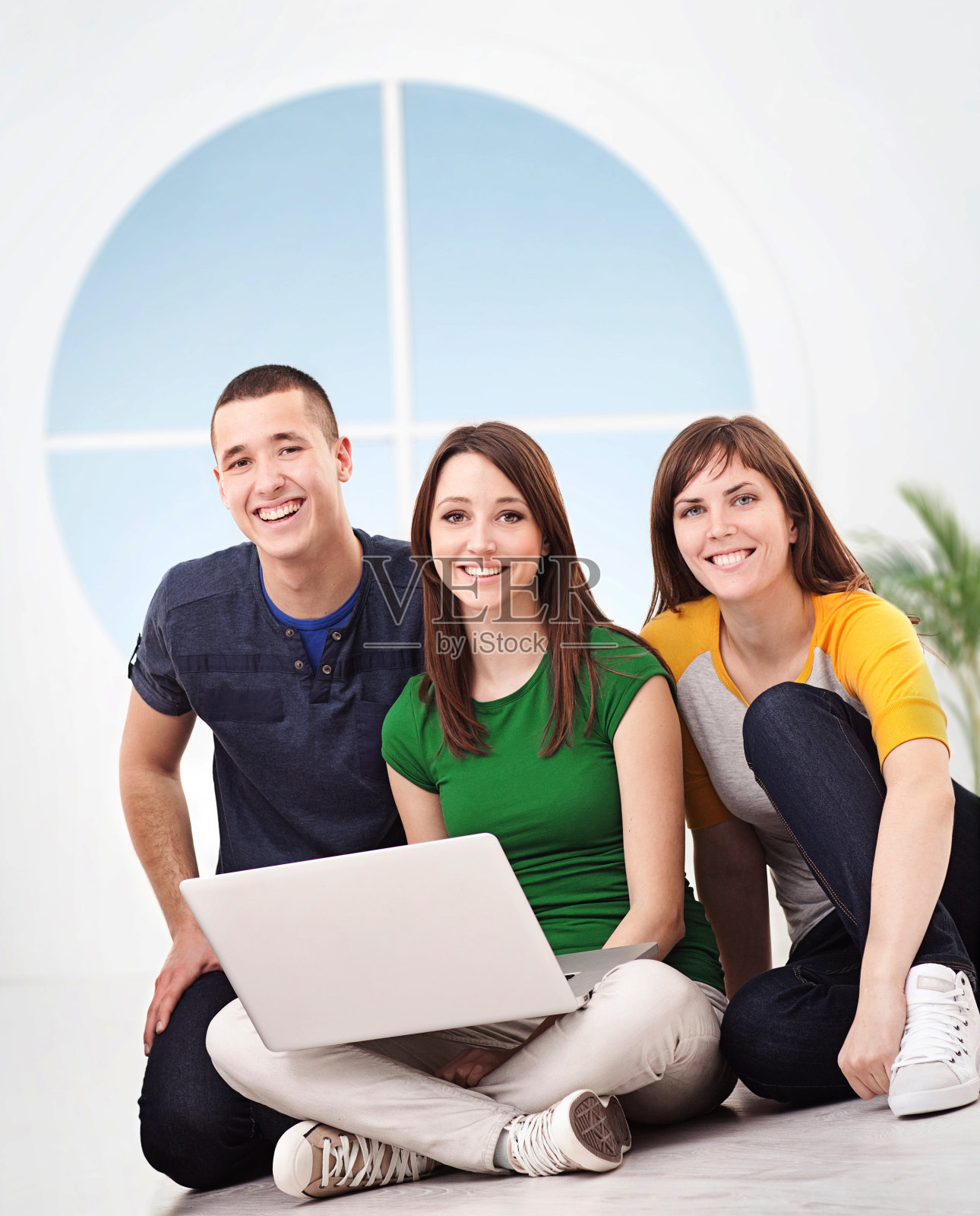 Friends Using Computer重复图片照片摄影图片