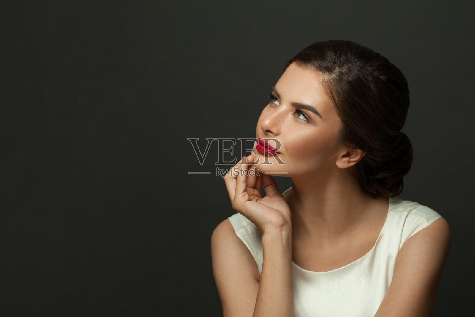 优雅的女人与完美的妆容看在黑色的背景照片摄影图片