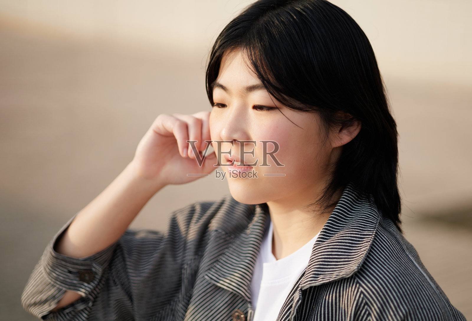 一个年轻美丽的亚洲女人的肖像照片摄影图片