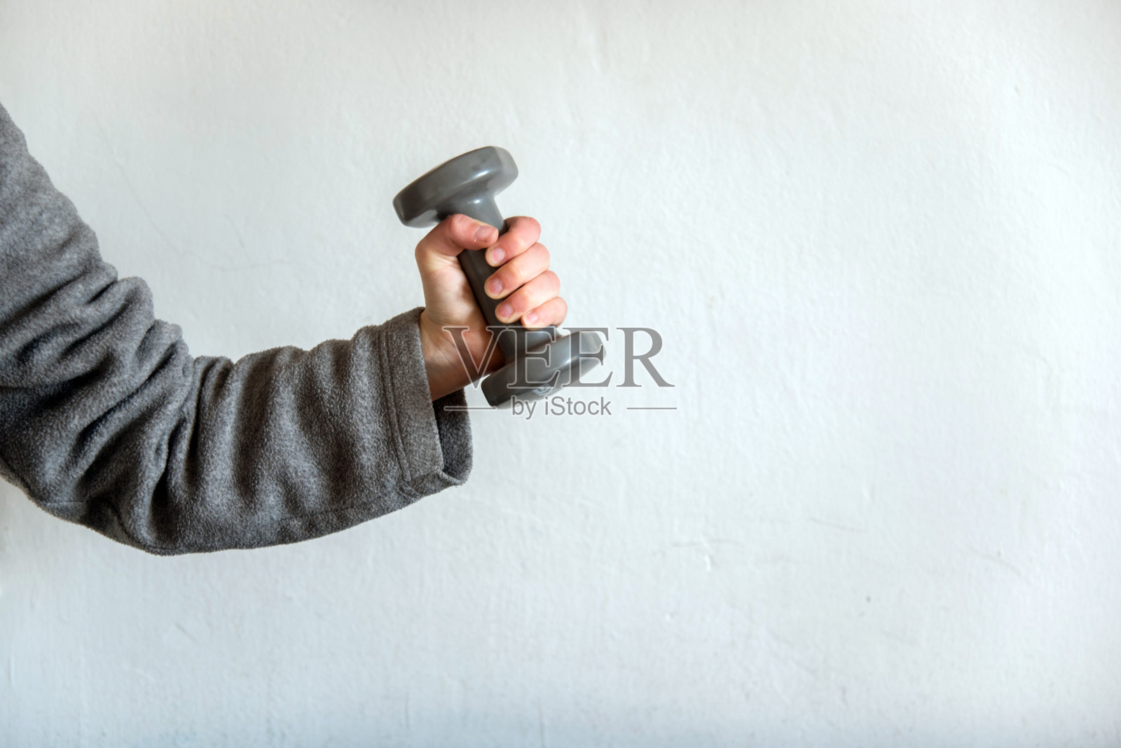 拿着一个小哑铃的女人照片摄影图片