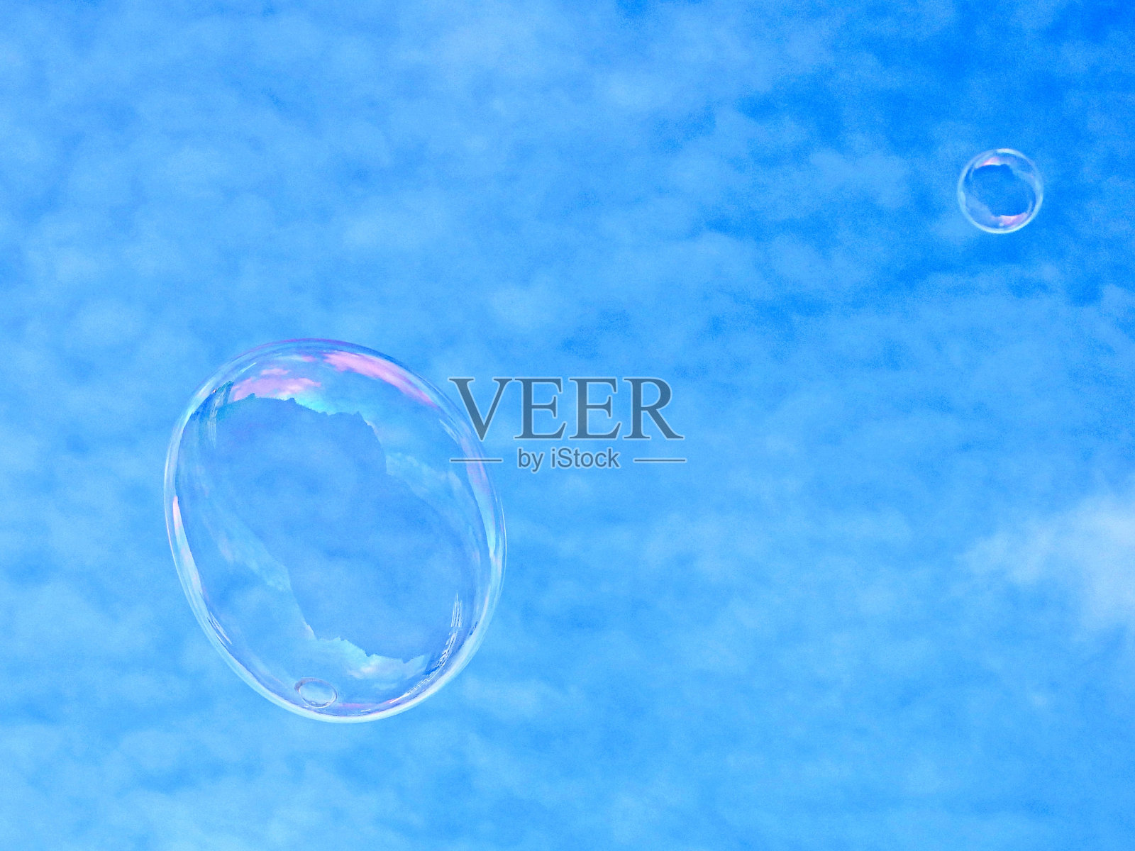 肥皂在空气中起泡照片摄影图片