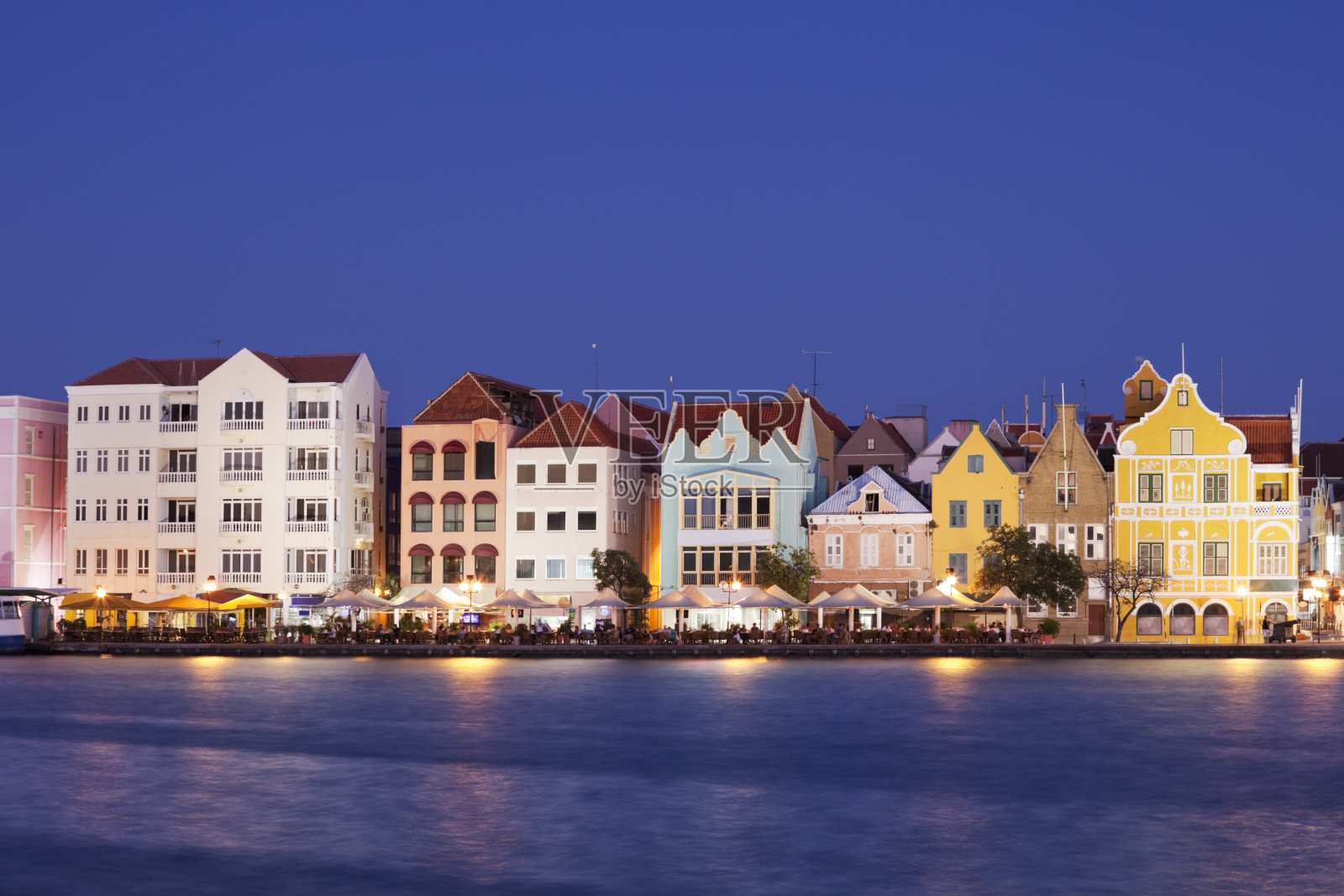 威廉斯塔德五颜六色的房子，晚上Curaçao照片摄影图片