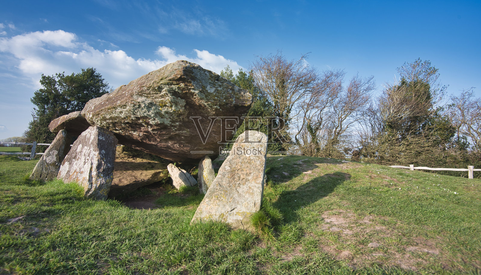 英国，赫里福德郡，草地上的亚瑟王石，蓝天映衬，新石器时代出土的墓室。照片摄影图片
