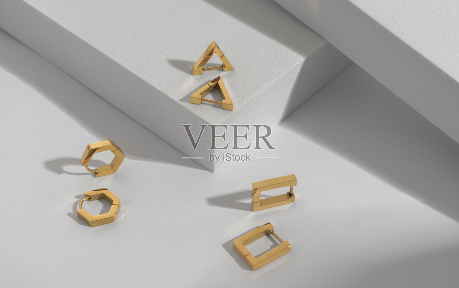 三个现代几何形状的耳环对在白色背景照片摄影图片