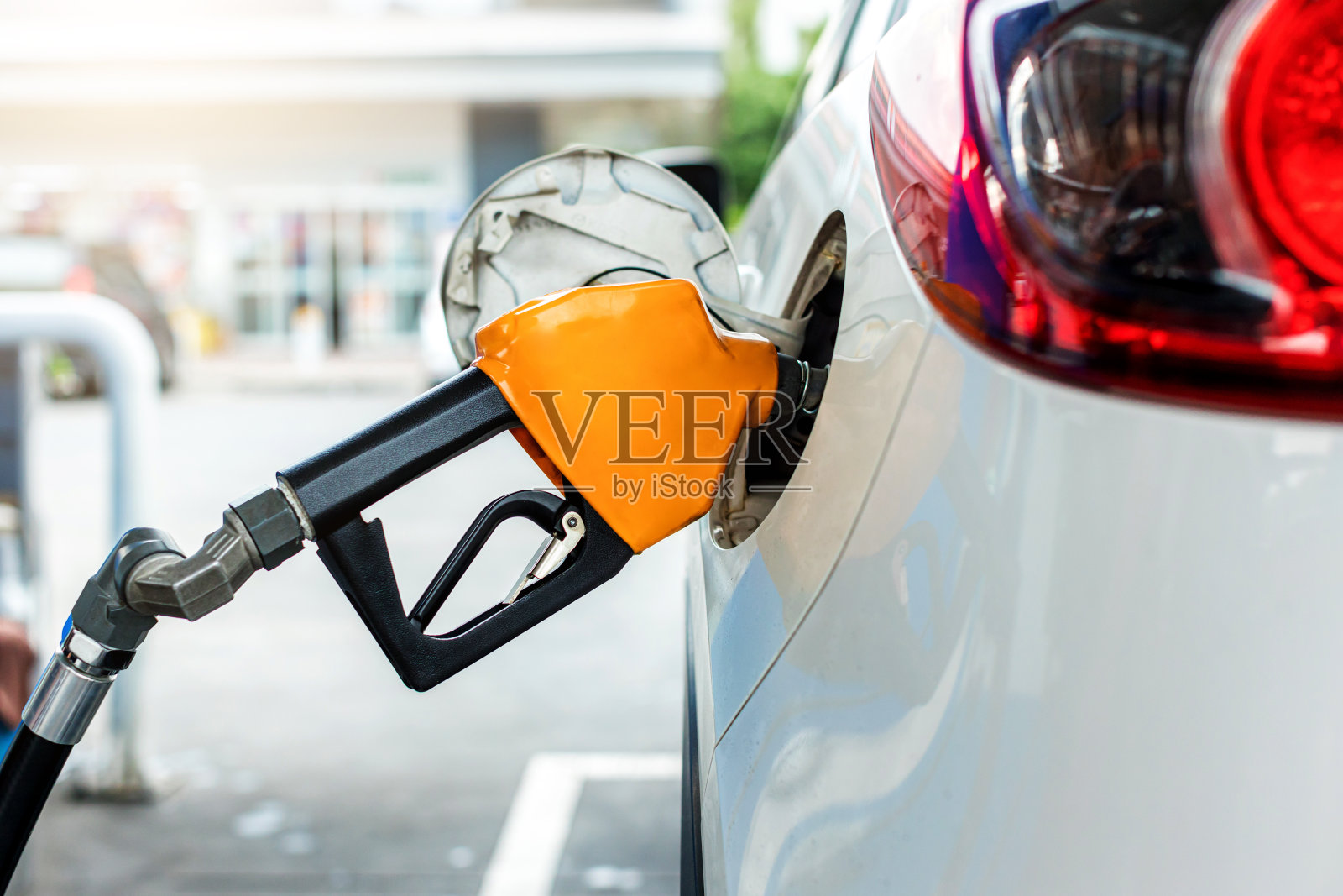 在加油站对油气燃料进行补充和加注。加油站-加油。给机器加满燃料。在加油站给汽车加满汽油。加油站泵。照片摄影图片