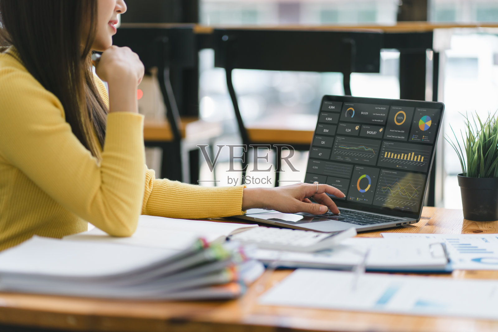 女商人或会计使用笔记本电脑在数据图表上分析金融投资、商业和市场增长。会计、经济学和商业分析的概念。照片摄影图片